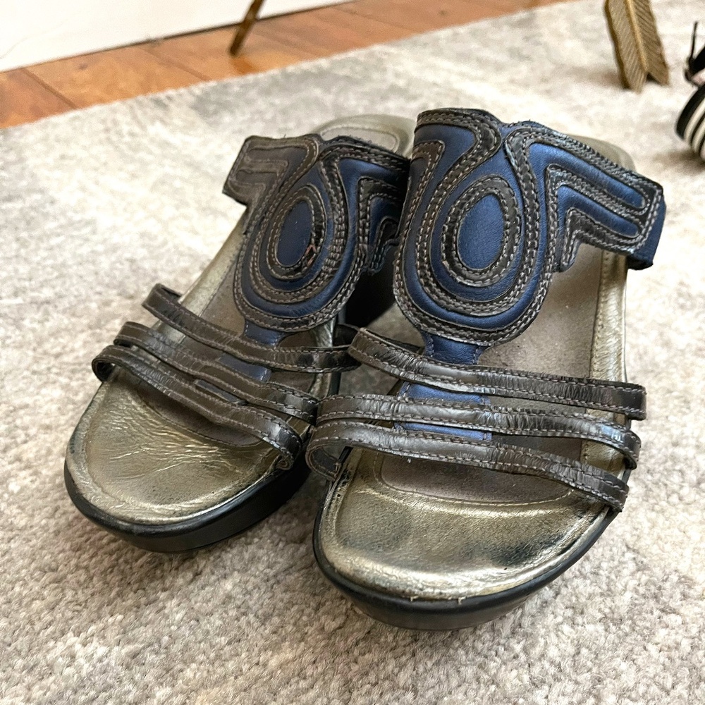 Naot metallic wedge